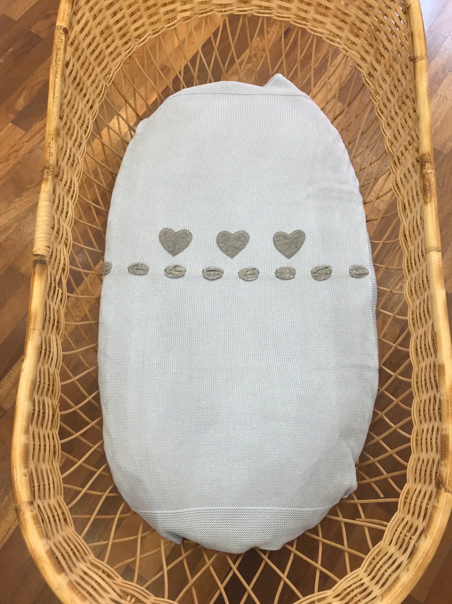 Coperta Baby Lord in filo celeste con passanastro e cuoricini grigi