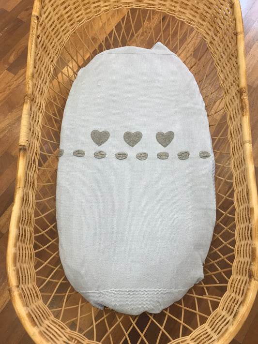 Coperta Baby Lord in filo celeste con passanastro e cuoricini grigi