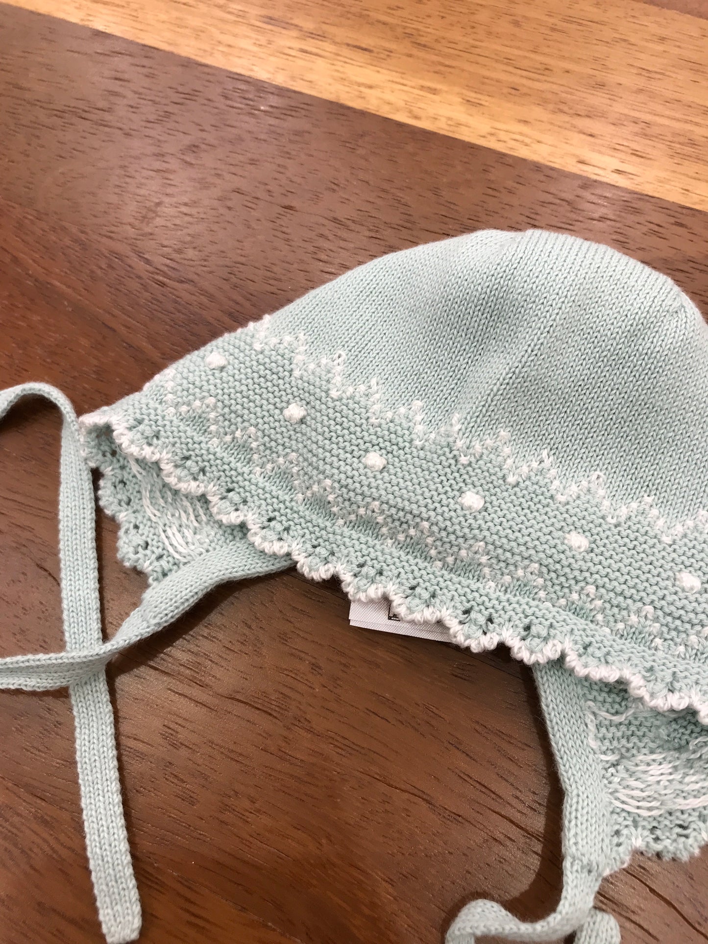 Cuffia Paz Rodriguez in filo verde con ricami in bianco bordo smerlato con lacci per fiocco sotto collo