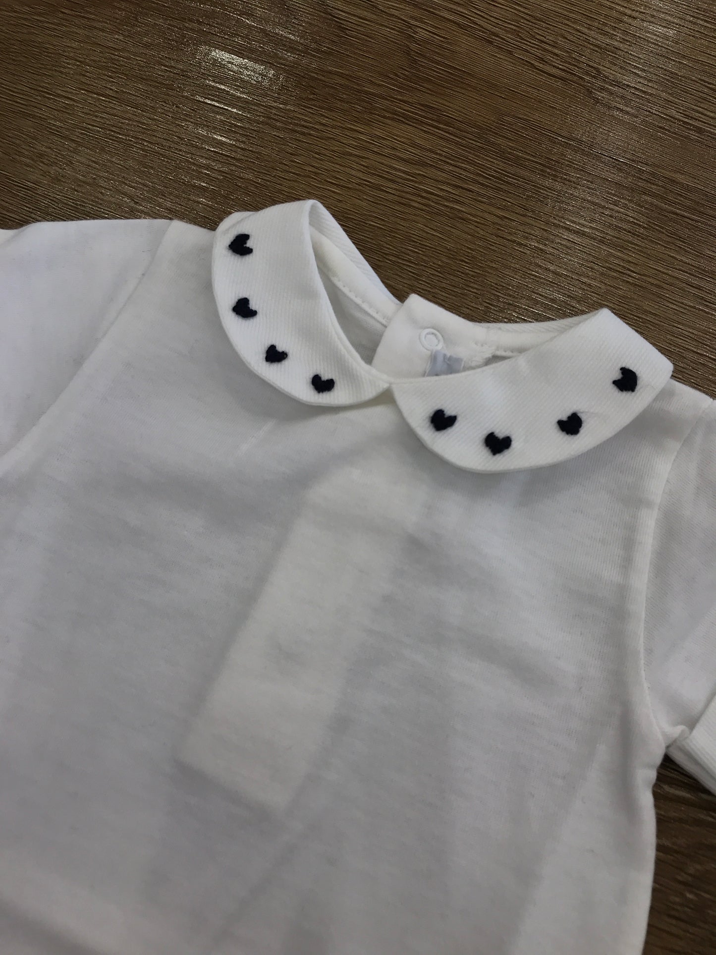 Body Colibrì in cotone mezza manica con collo tondo con cuori blu ricamati