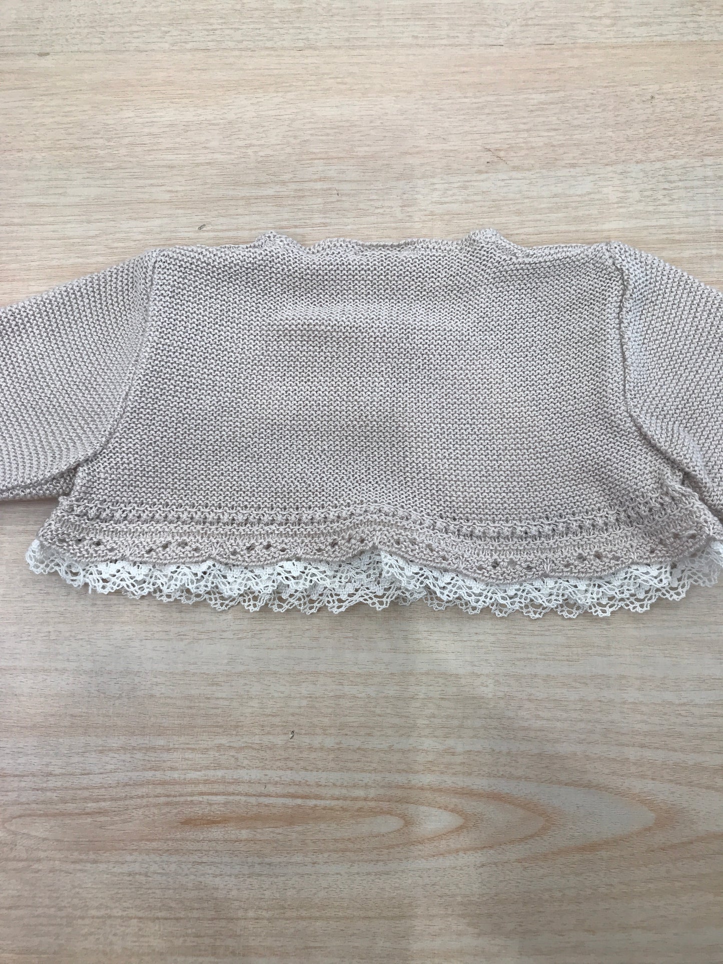 Cardigan Paz Rodriguez in filo tortora con rusche bianche in pizzo