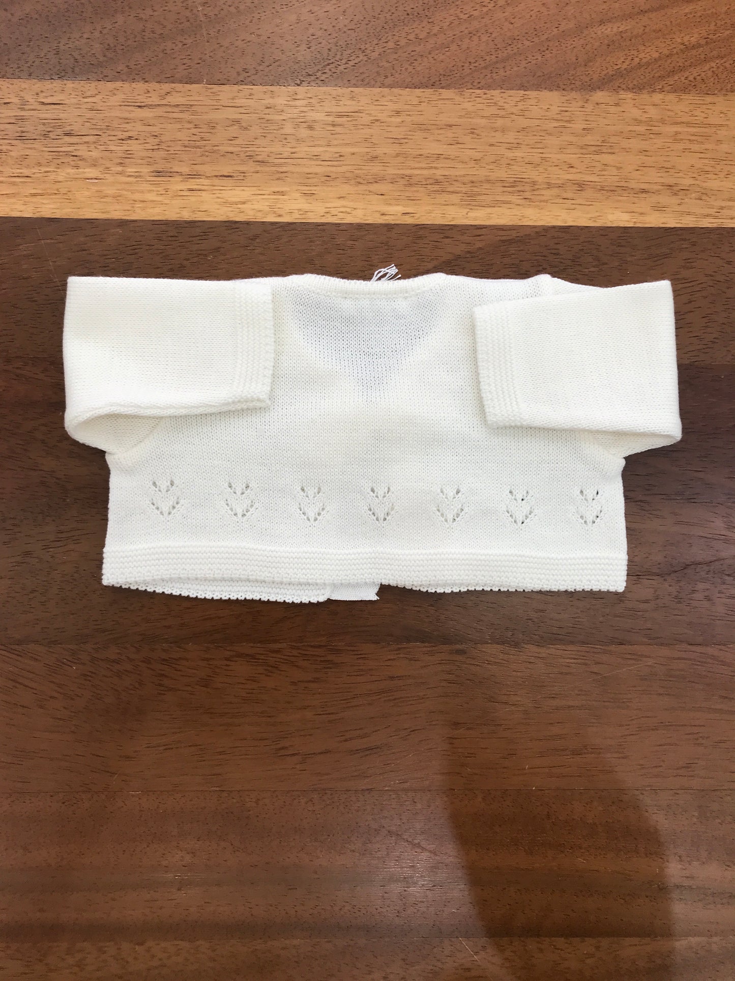 Cardigan Baby Lord in filo panna manica lunga con fiocco e lavorazione sul davanti