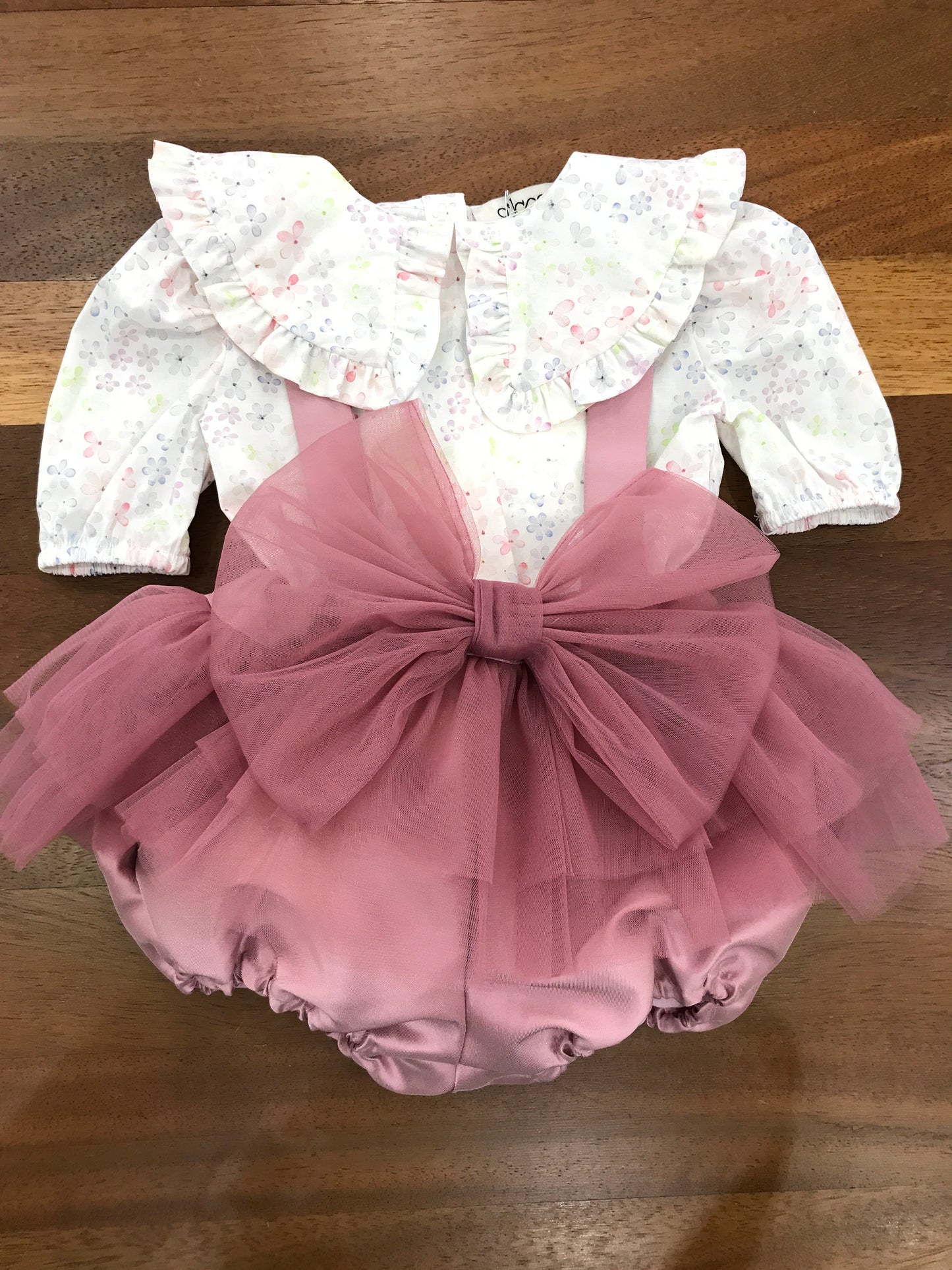 Salopette a'lapage in seta con bretelle con tulle con fiocco sul davanti
