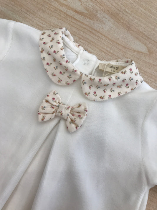 Tutina Baby Gi in ciniglia panna intera con colletto e fiocchetto floreale anche sui piedini