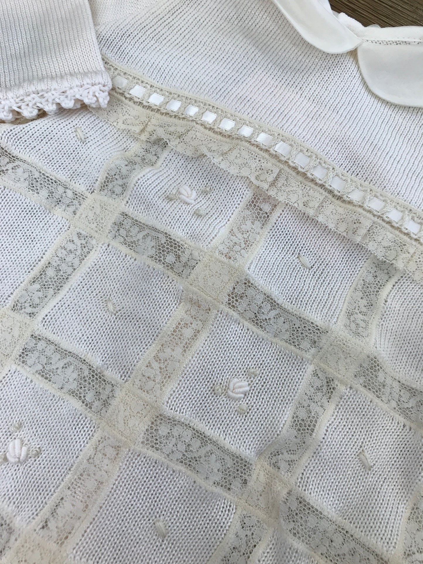 Tutina Ladia in filo di cotone rosata con applicazione di valancienne e roselline