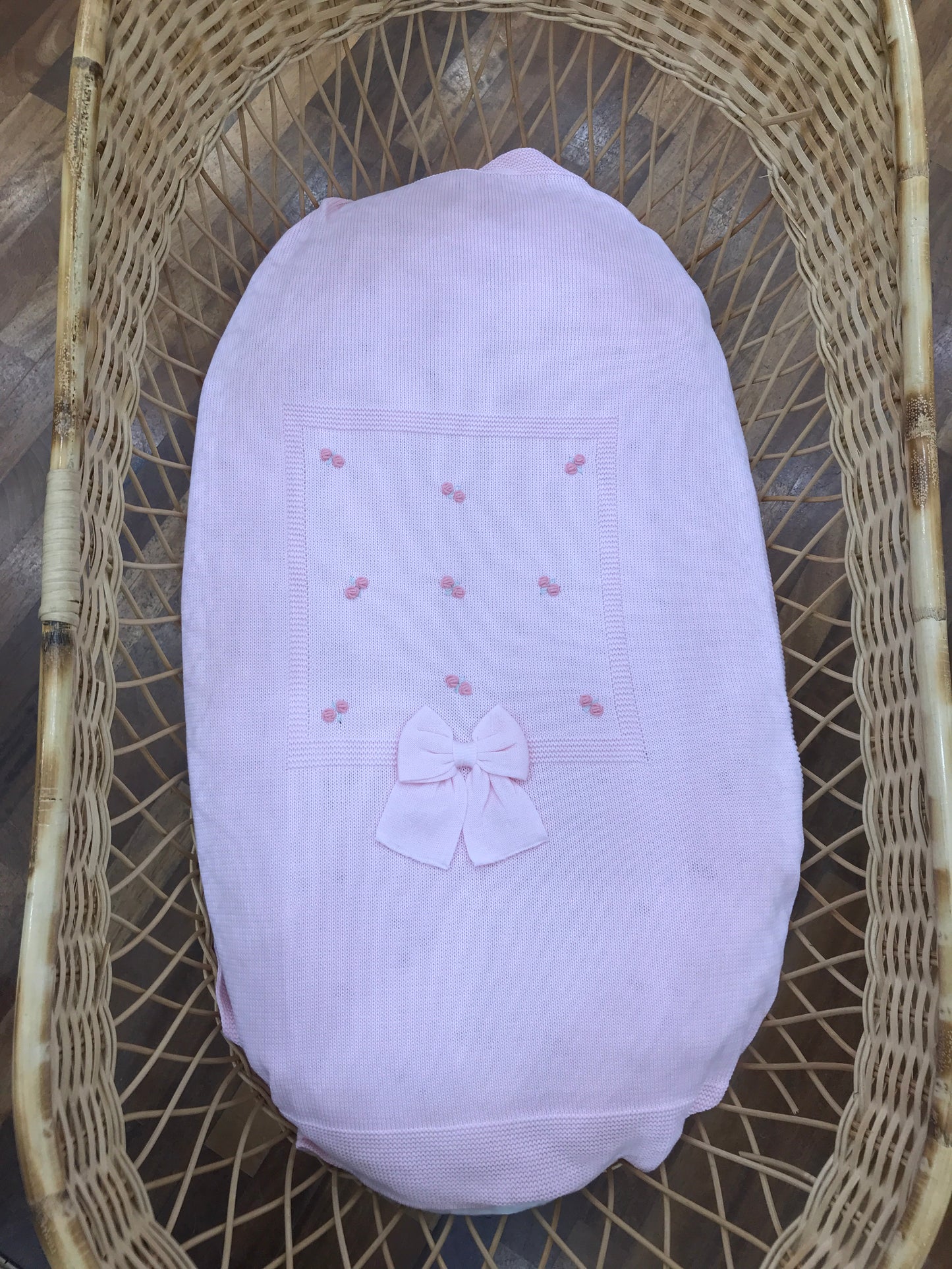Coperta Baby Lord in filo rosa con rose corallo ricamate a mano con fiocco applicato sul davanti