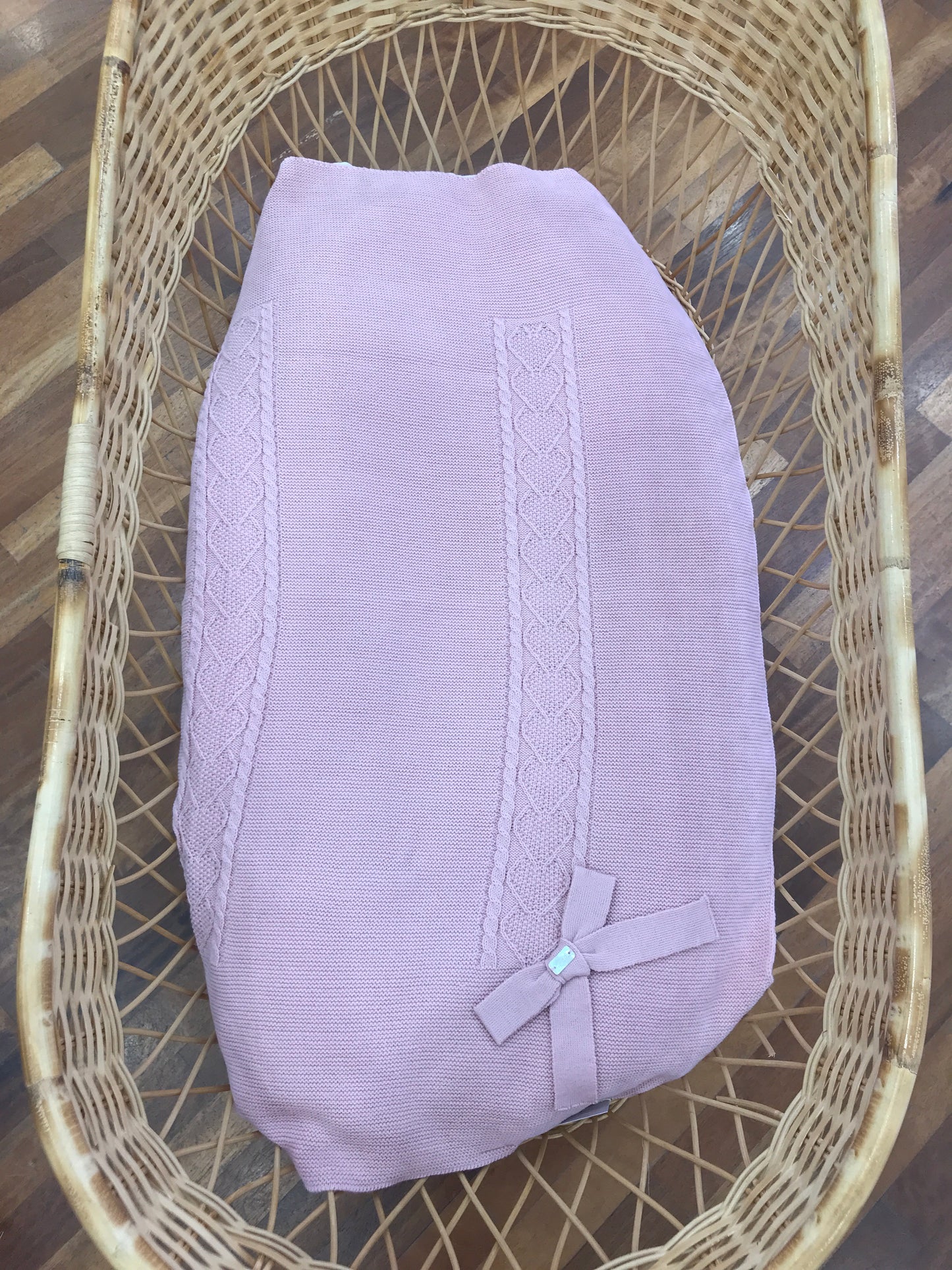 Coperta PCS con lavorazione centrale di trecce e cuori ricamati con fiocco laterale