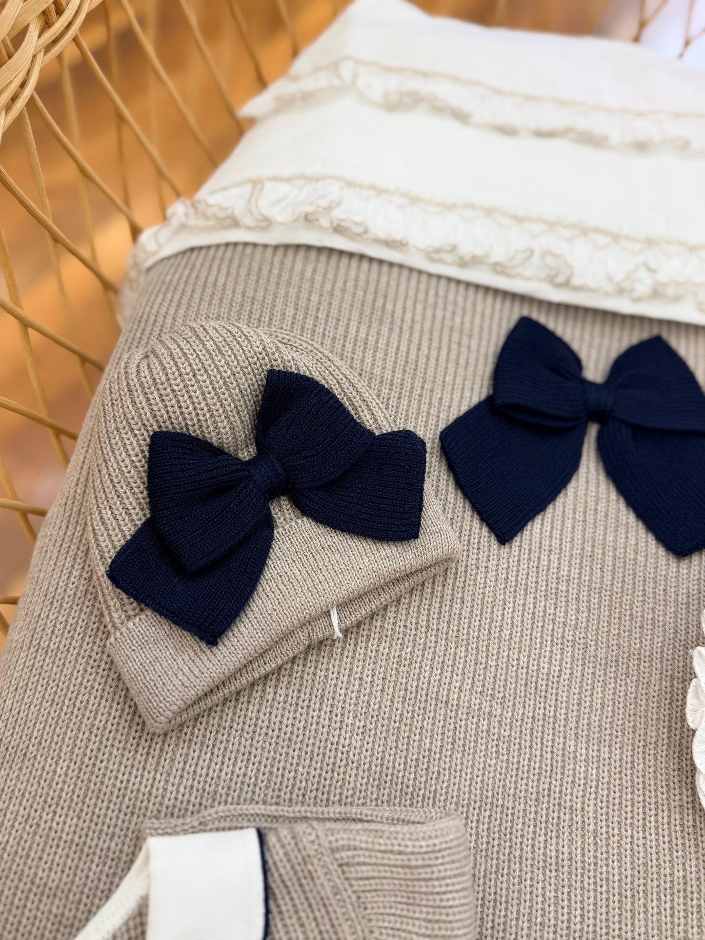 Coordinato Baby Lord a costa inglese in lana tortora e blu scuro con fiocchi