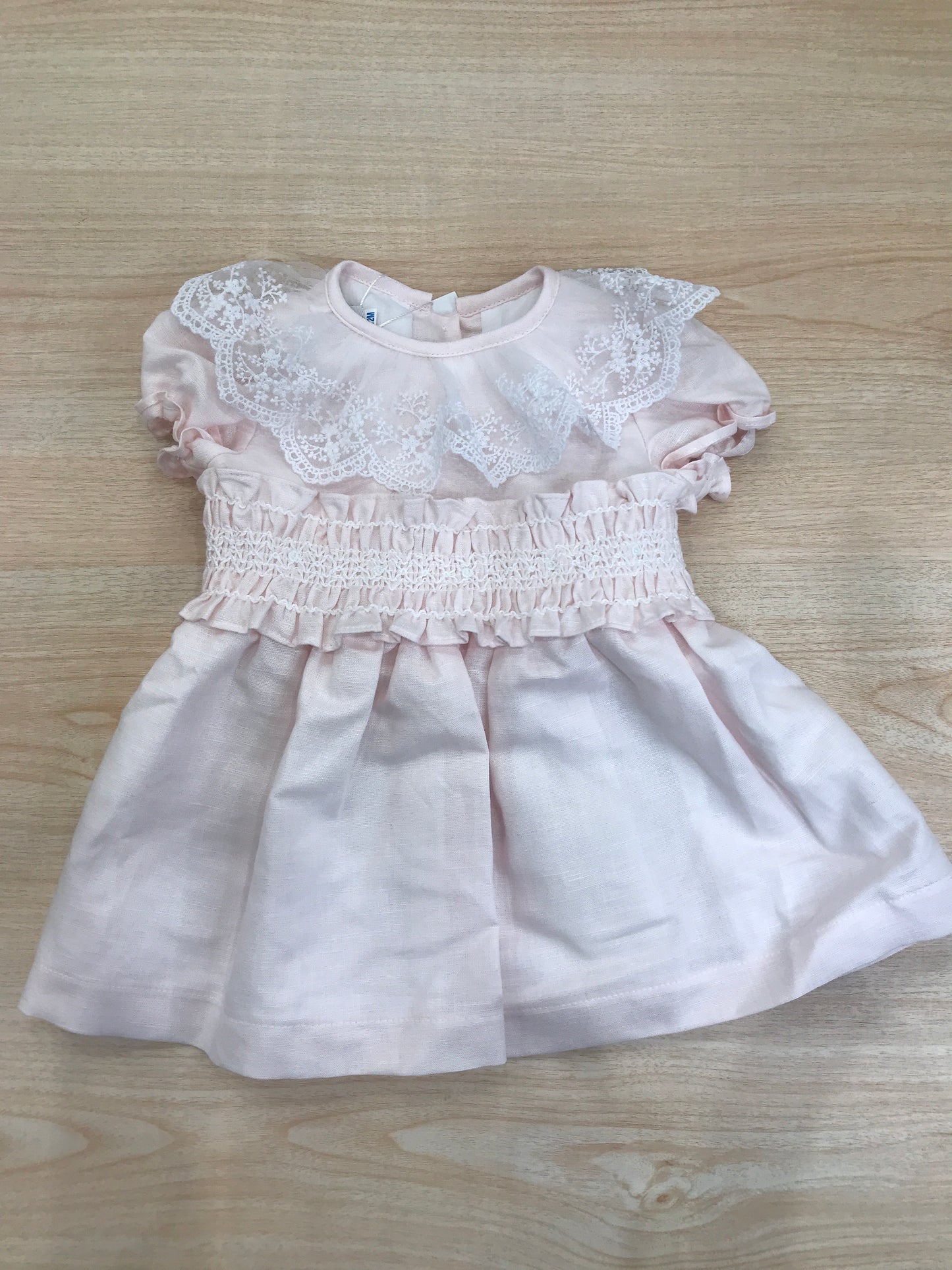 Abito Fofettes in cotone mezza manica a sbuffo con collo rifinito da una balza in tulle rifinita da pizzo e fascia smerlata lavorata sul davanti chiusa sul retro con fioccone