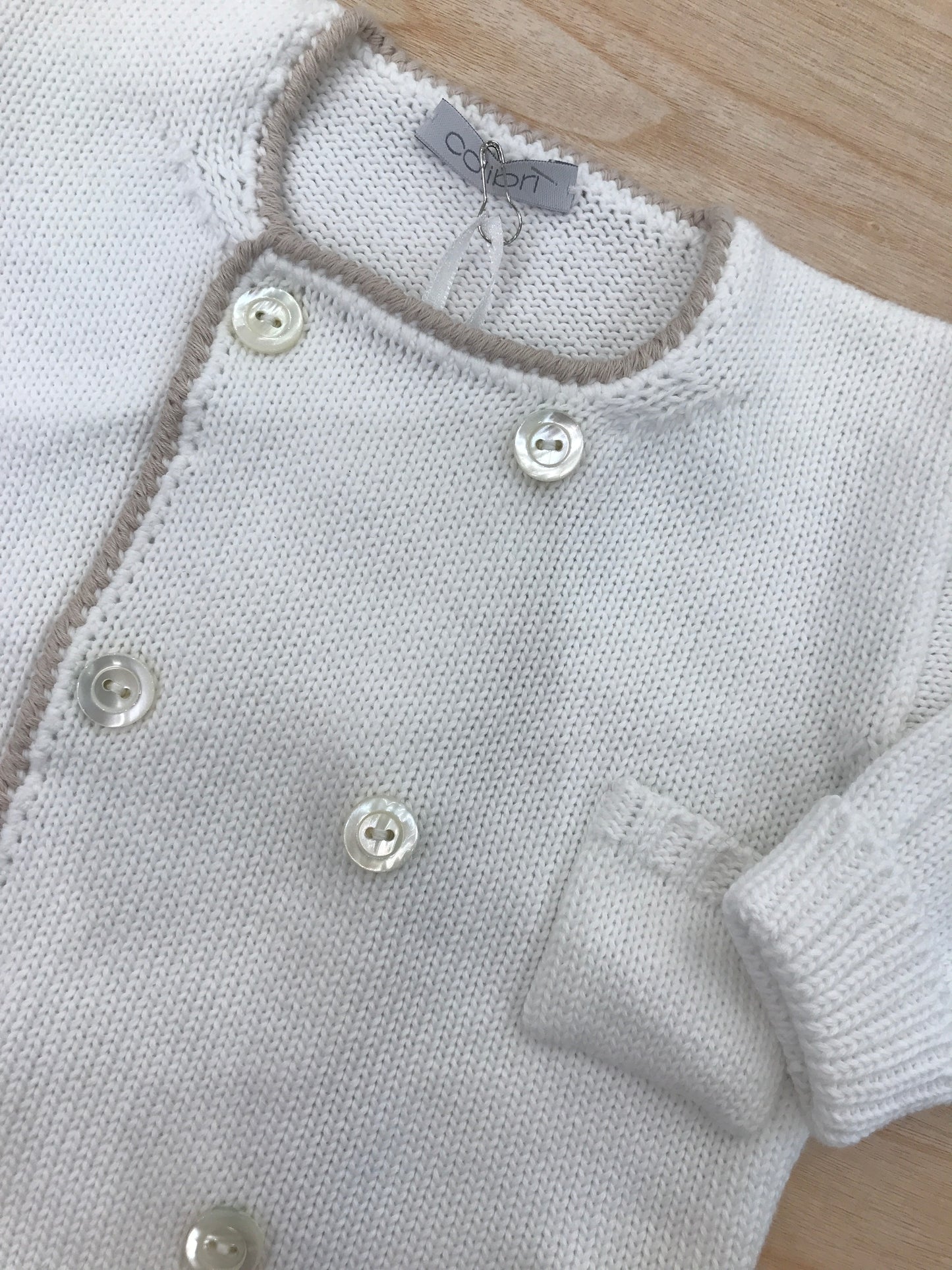 Cardigan Colibrì in filo di cotone manica lunga bianco doppio petto con profilo tortora e taschino laterale