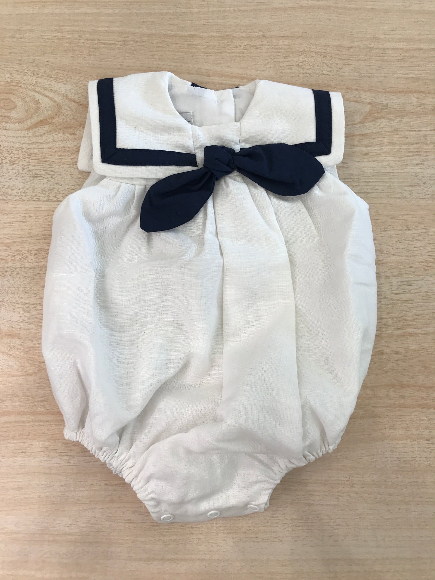 Pagliaccetto Fofettes in lino panna con collo marinaretto con profilo e nodino blu