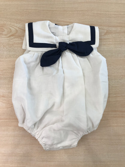 Pagliaccetto Fofettes in lino panna con collo marinaretto con profilo e nodino blu