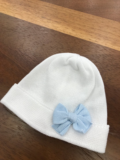 Cappello Baby Lord in filo bianco con risvolto con fiocco celeste applicato sul davanti