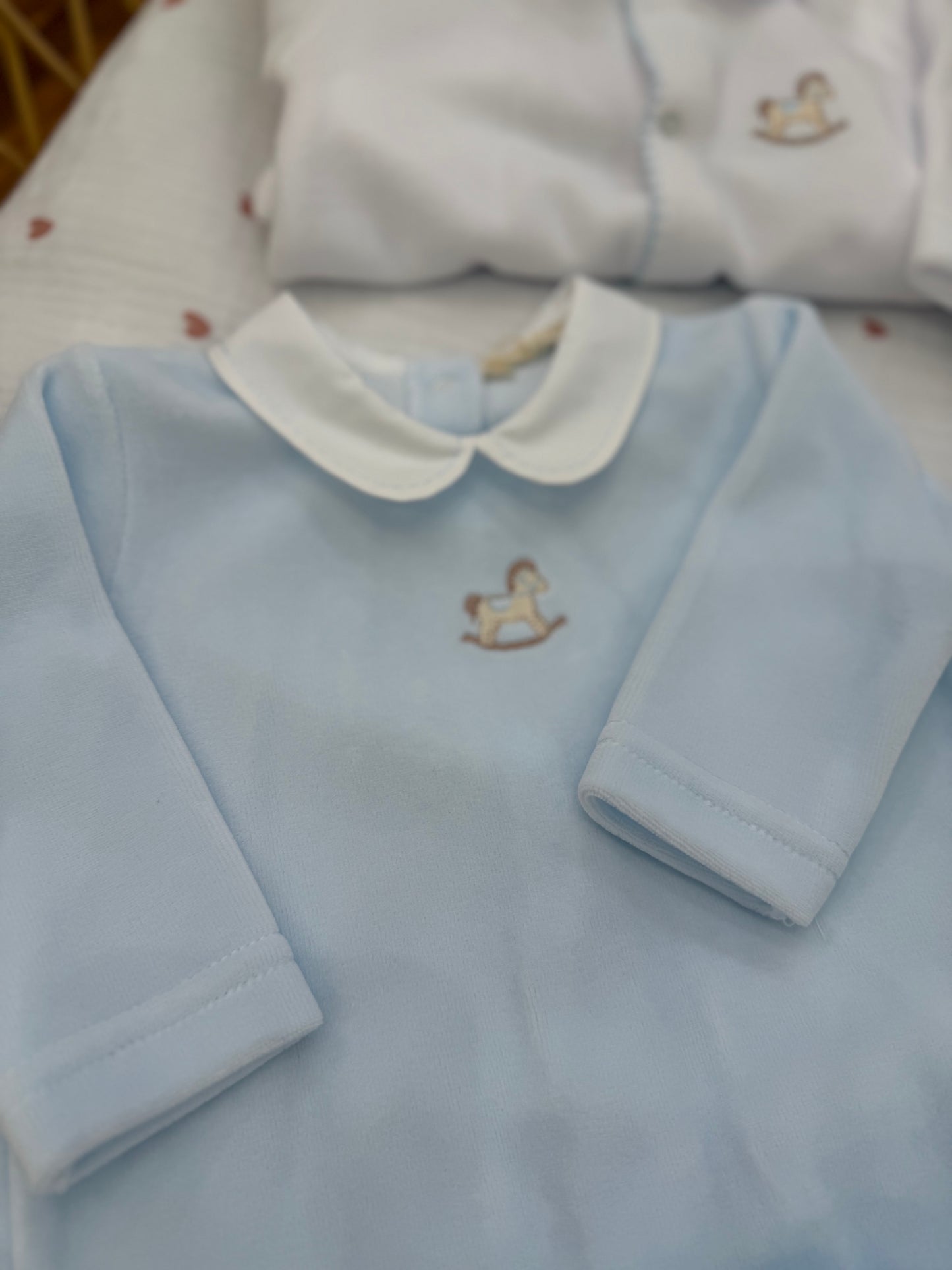 Coordinato nascita Baby Gi in ciniglia con ricami celesti e cavallo a dondolo