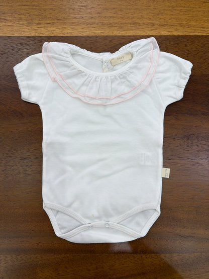 Body Baby Gi in cotone bianco con mezza manica con collo con rusche dal profilo rosa