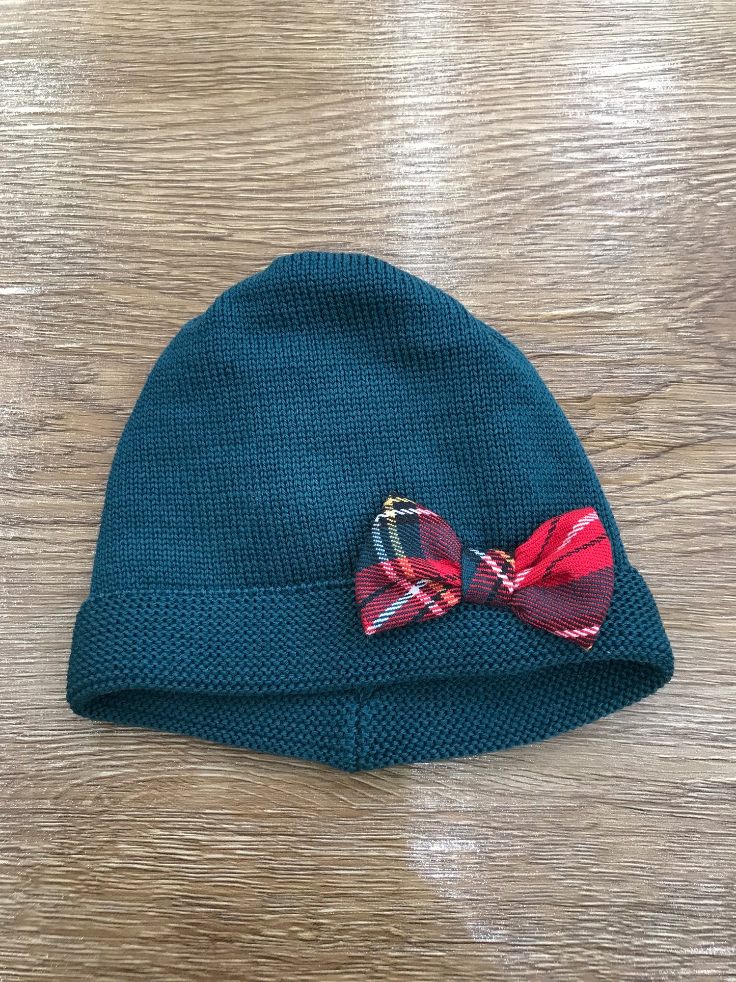Cappello Baby Lord in lana verde con fiocco scozzese laterale