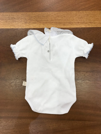 Body Baby Gi in cotone mezza manica con rusche collo con rusche rifinita in celeste