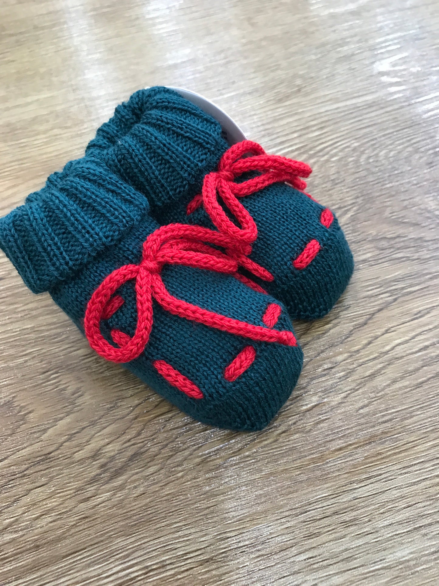 Babbucce Baby Lord in lana verde scuro con laccio passanastro rosso