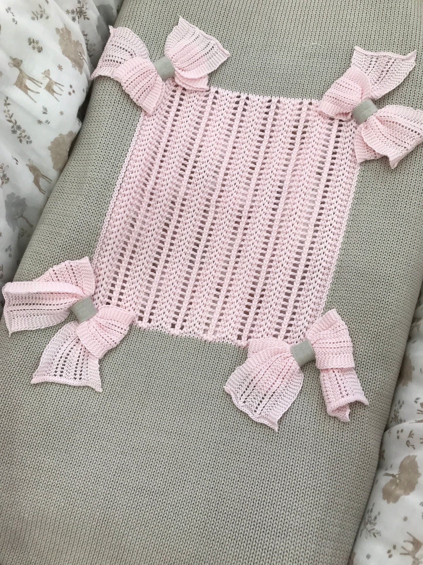 Coperta Bebè di Almy in filo dal fondo tortora rifinito in rosa con al centro riquadro rosa con fiocchetti