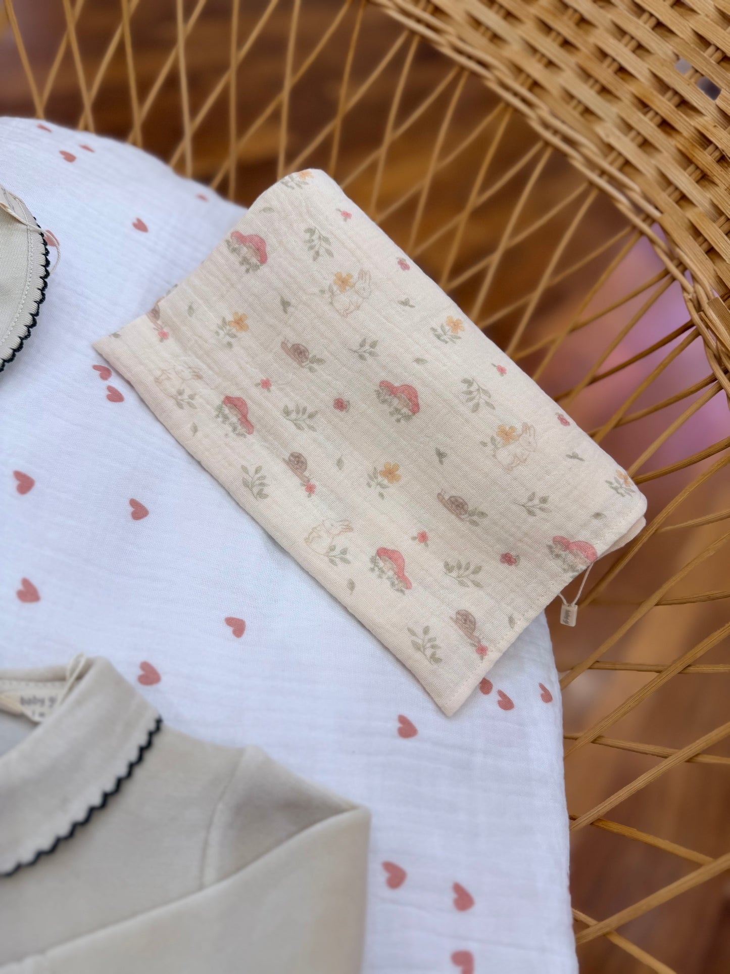 Coordinato nascita Baby Gi in ciniglia nei toni del tortora con piccoli disegni animaletti e funghetti