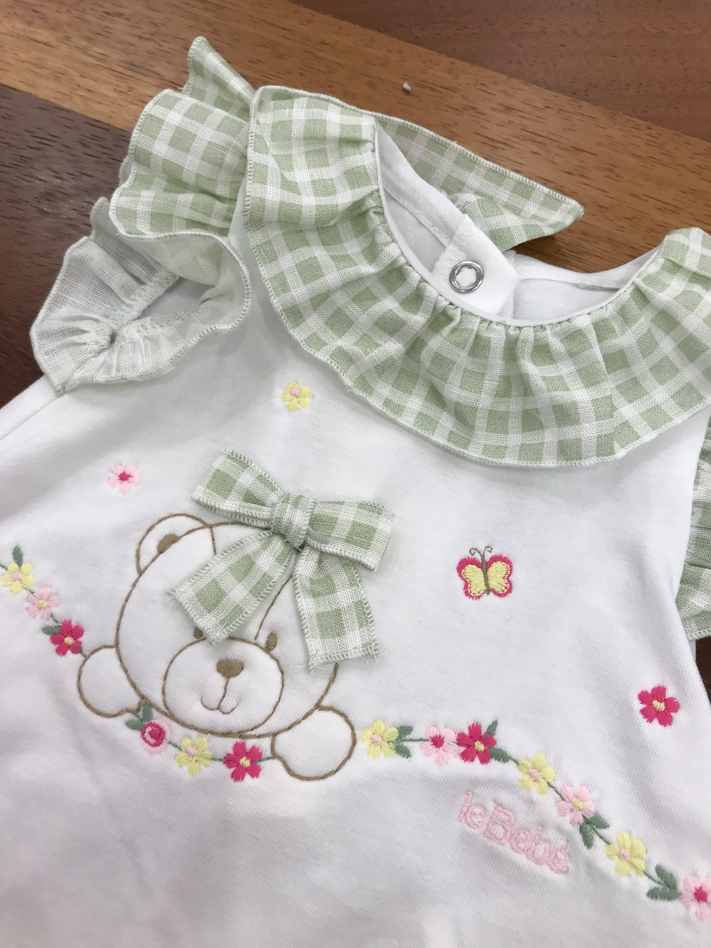 Pagliaccetto Le Bebè in cotone con rusche smanicato collo con rusche bianco a quadretti con orsetto e fiori ricamati