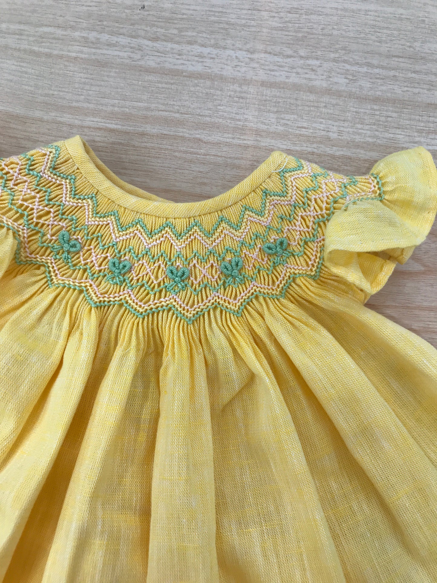 Completo Belan in cotone giallo due pezzi abitino smanicato con lavorazione sul corpetto culotte abbinata