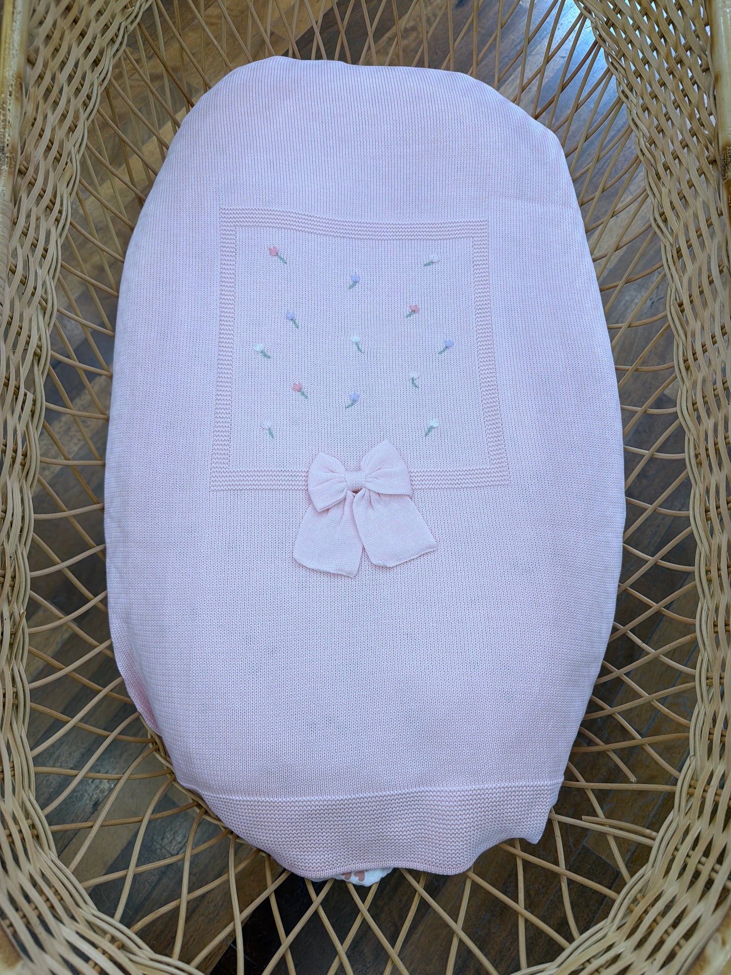 Coperta Baby Lord in filo rosa con fiocco e fiorellini ricamati a mano colorati