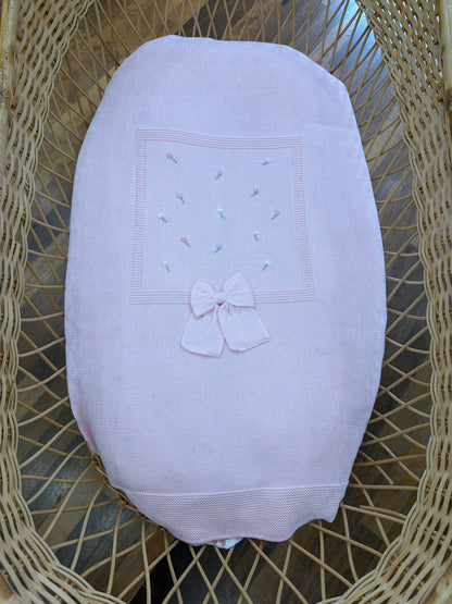 Coperta Baby Lord in filo rosa con fiocco e fiorellini ricamati a mano colorati