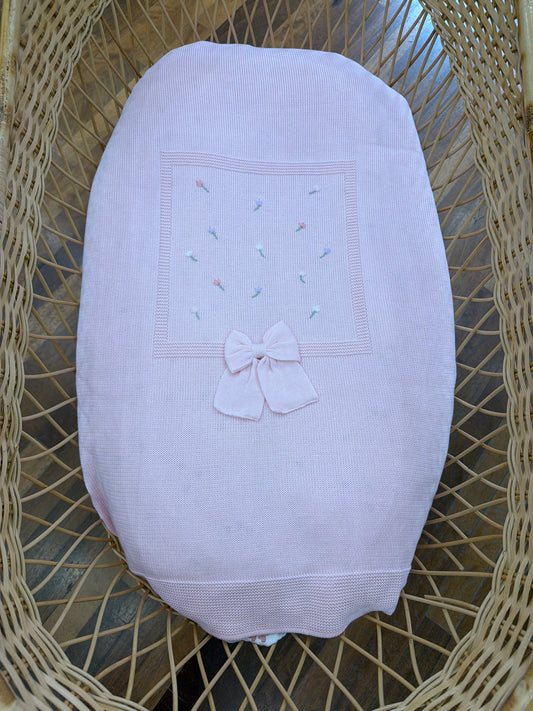 Coperta Baby Lord in filo rosa con fiocco e fiorellini ricamati a mano colorati
