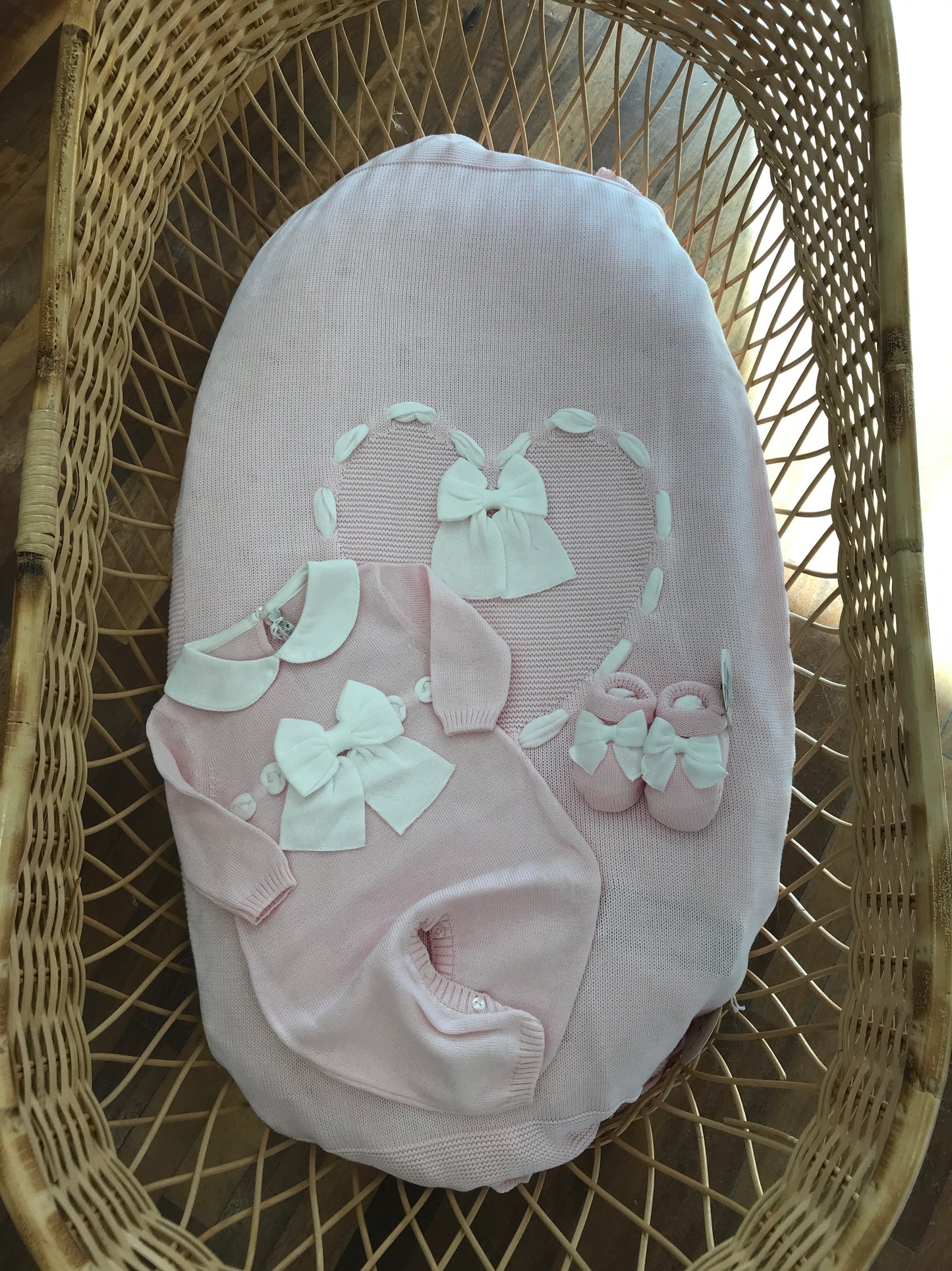 Coordinato nascita Baby Lord in filo rosa con passanastro e fiocco sulla coperta e tutina babbucce con fiocco