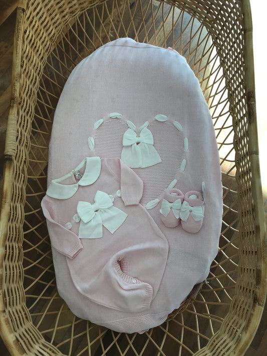 Coordinato nascita Baby Lord in filo rosa con passanastro e fiocco sulla coperta e tutina babbucce con fiocco