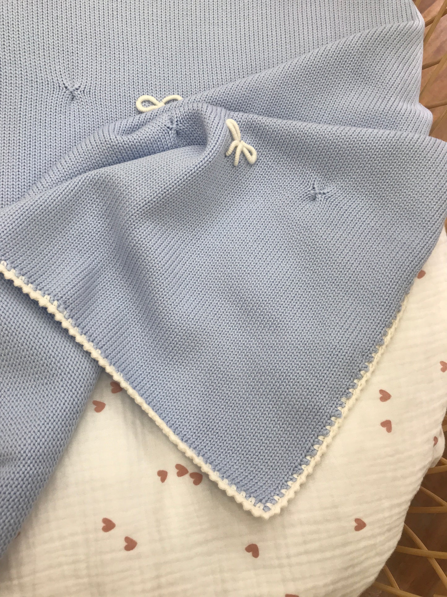 Coperta Bebè di Almy in lana celeste con punto gambero panna e piccoli fiocchetti panna ricamati sul davanti