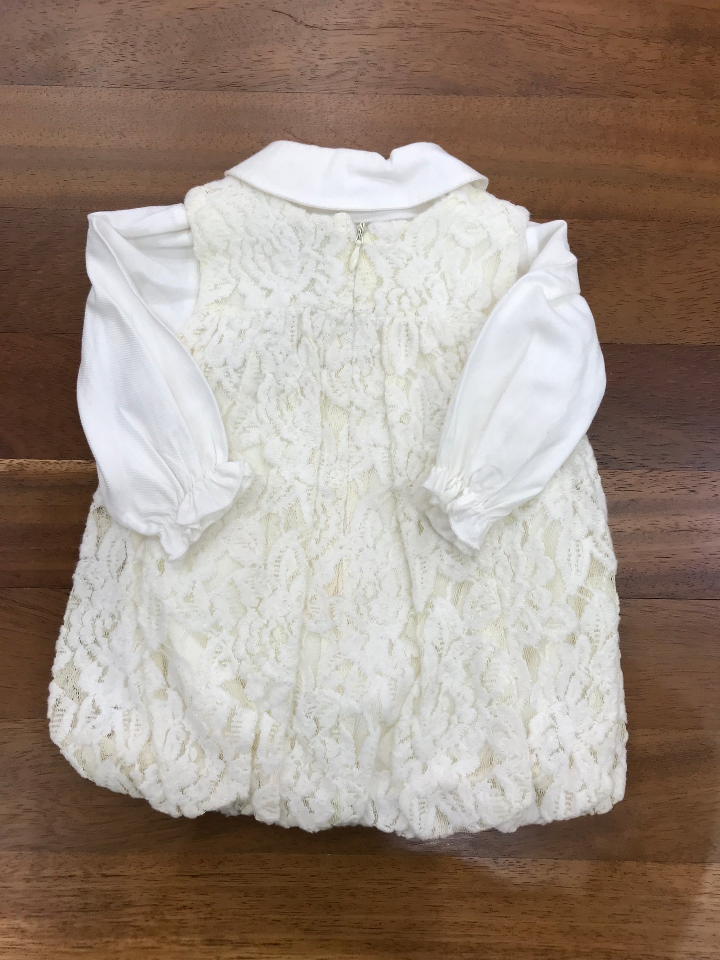 Abitino Juppolà in pizzo colore panna a sbuffo con camicia bianca caldo cotone manica lunga collo tondo