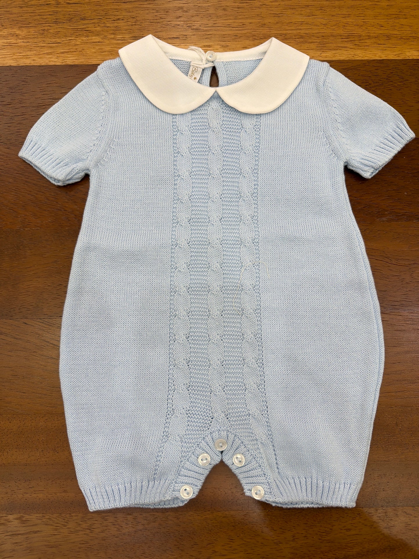 Pagliaccetto Baby Lord in filo celeste mezza manica con lavorazione di trecce con collo tondo bianco