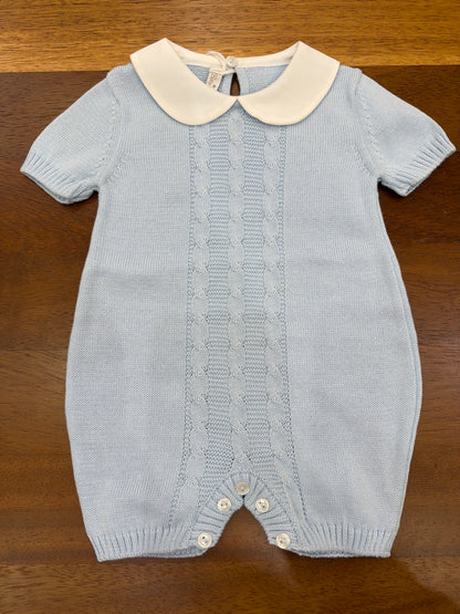 Pagliaccetto Baby Lord in filo celeste mezza manica con lavorazione di trecce con collo tondo bianco