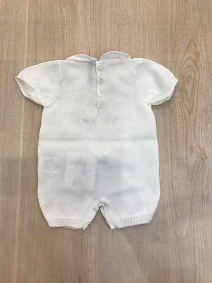 Pagliaccetto Bebè di Almy in filo bianco mezza manica collo tondo con pizzo e fiocco applicato sul davanti
