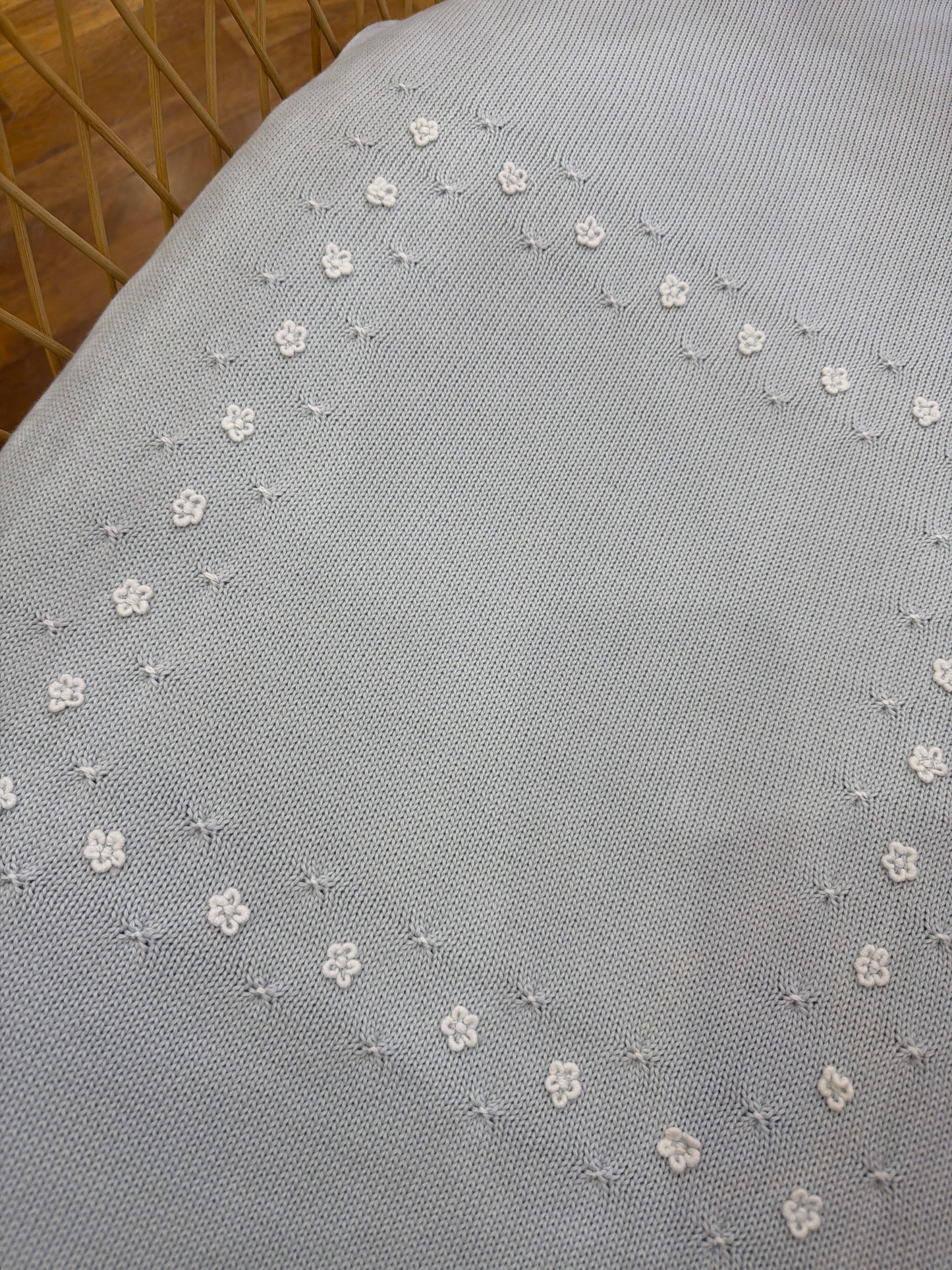 Coperta Colibrì in filo celeste con punto smock e fiorellini bianchi sul davanti