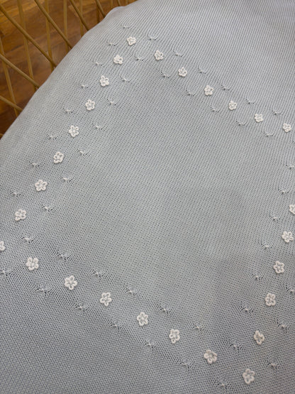 Coperta Colibrì in filo celeste con punto smock e fiorellini bianchi sul davanti