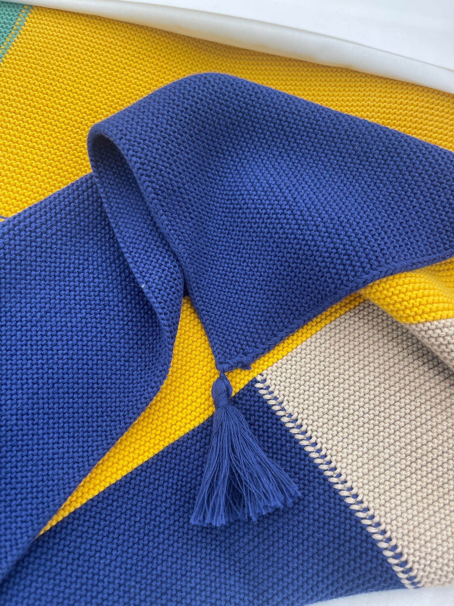 Coperta colori chiari con lenzuolo