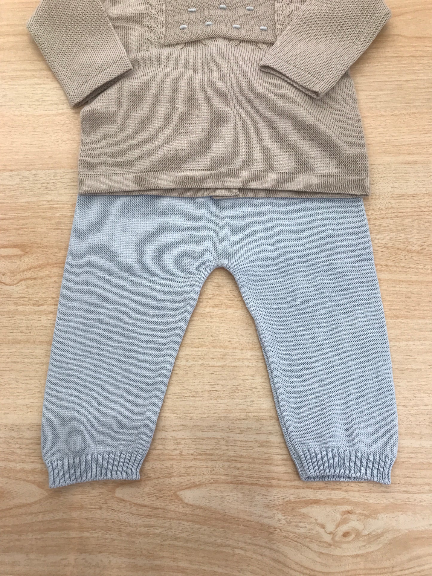 Completo Baby Lord in filo due pezzi celeste e tortora con collo tondo bianco con lavorazione di trecce e nodi sul petto celesti