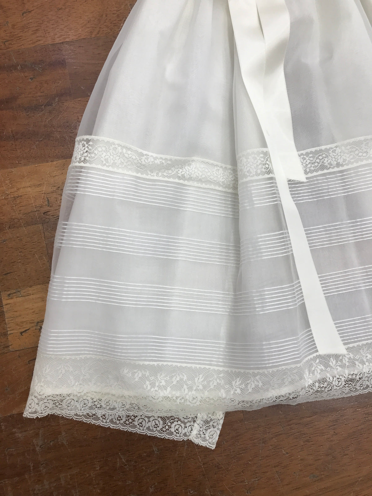 Abito Belan in organza in seta smanicato con pieghe e pizzo ricamato sul davanti e cuffietta coordinata