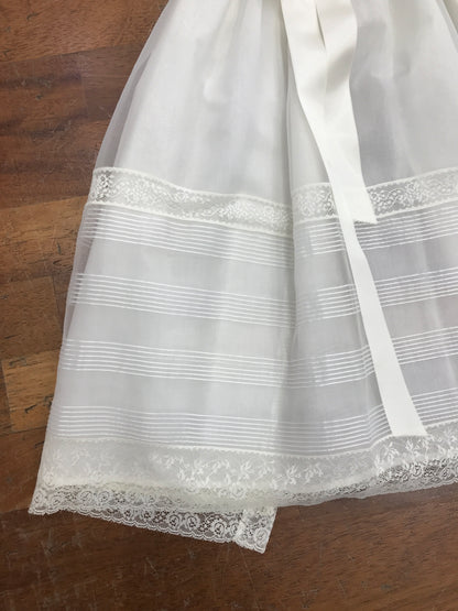 Abito Belan in organza in seta smanicato con pieghe e pizzo ricamato sul davanti e cuffietta coordinata