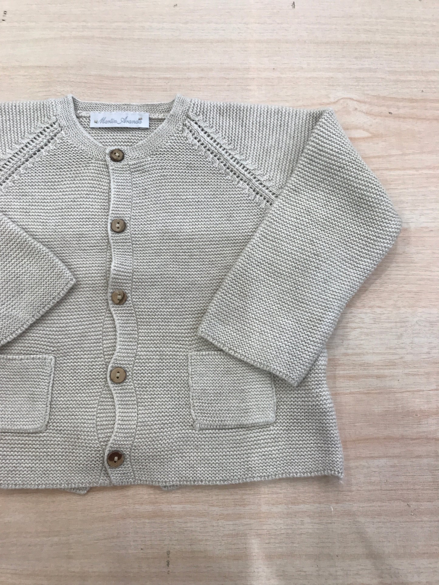 Cardigan Martin Aranda in filo tortora con tasche e bottoncini in legno