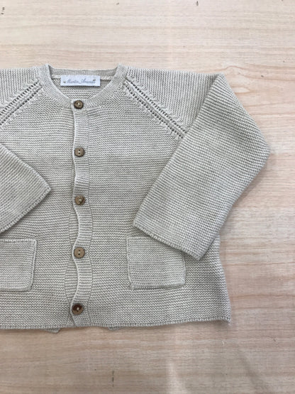 Cardigan Martin Aranda in filo tortora con tasche e bottoncini in legno