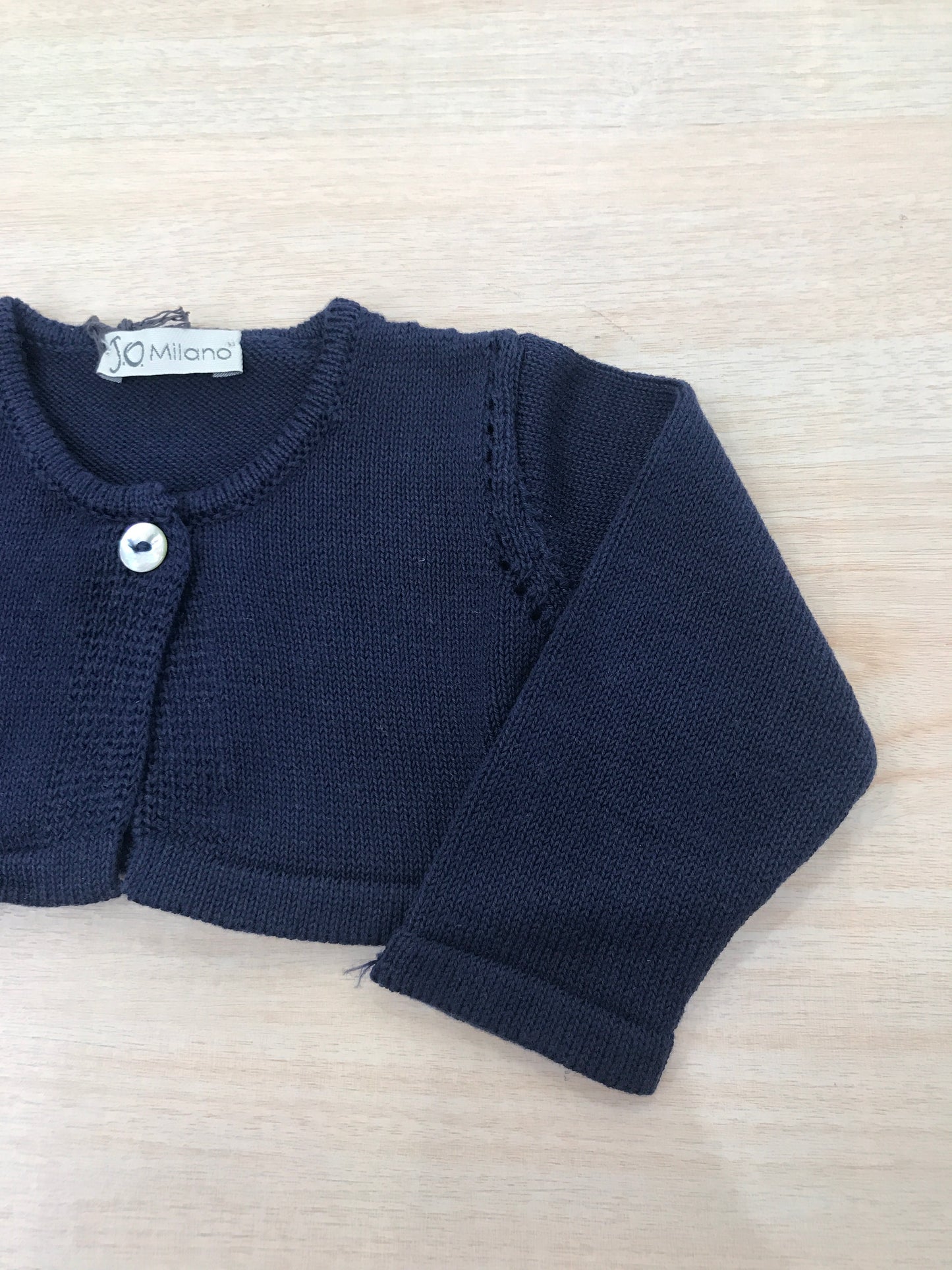 Cardigan Jo Milano in filo blu scuro con un bottoncino sul davanti