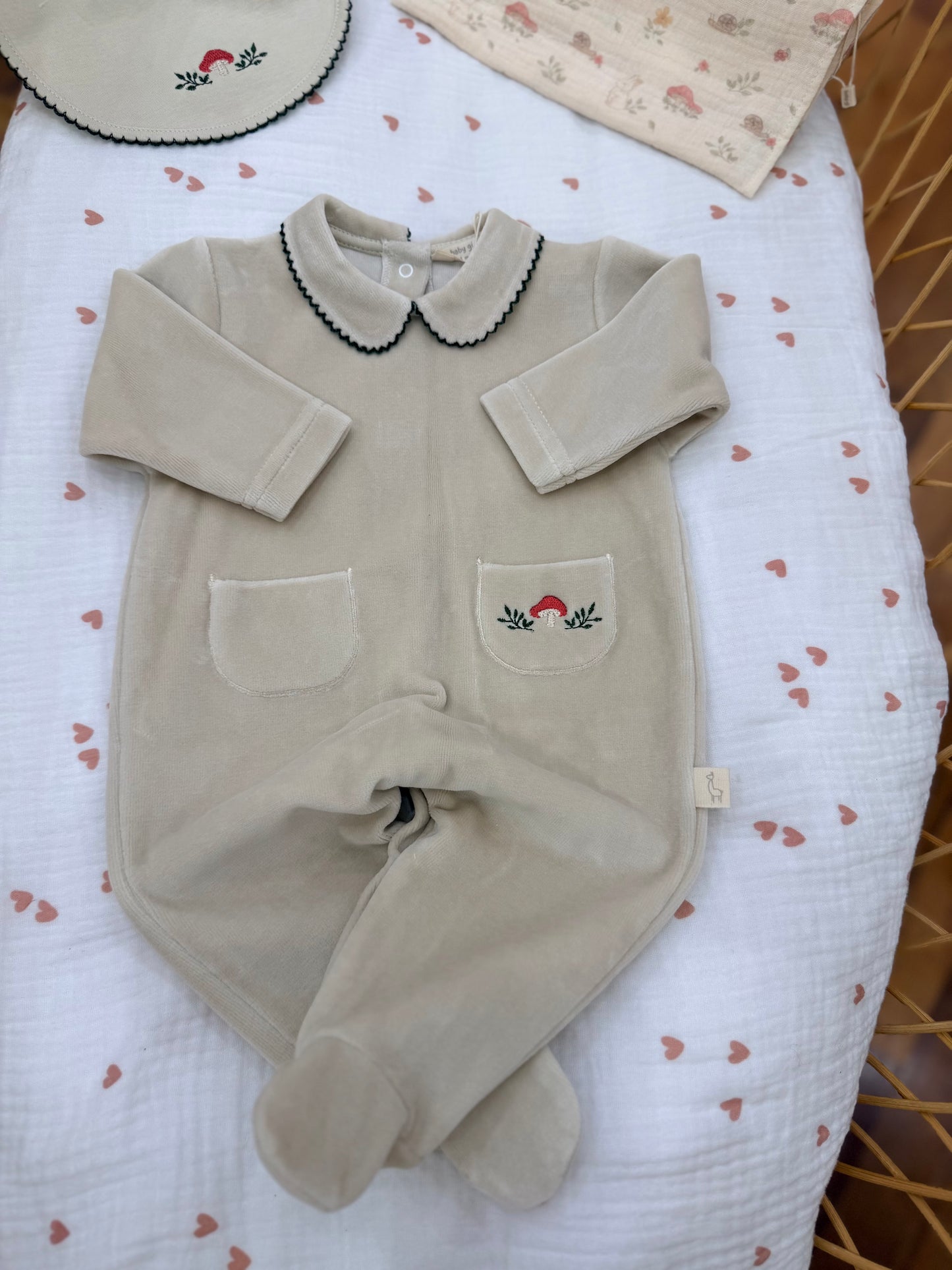 Coordinato nascita Baby Gi in ciniglia nei toni del tortora con piccoli disegni animaletti e funghetti