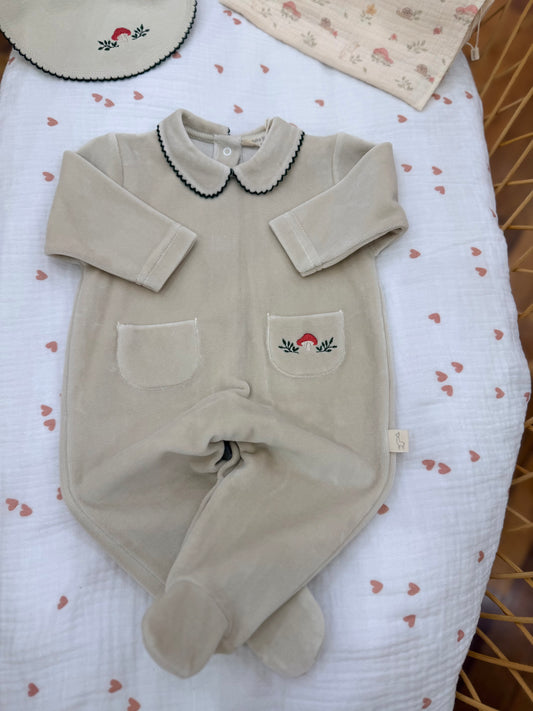 Coordinato nascita Baby Gi in ciniglia nei toni del tortora con piccoli disegni animaletti e funghetti
