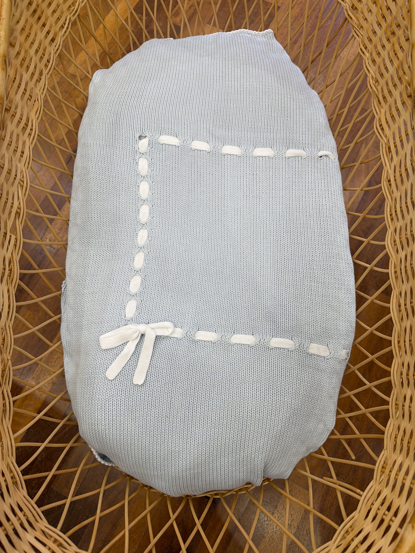 Coperta Colibrì in filo celeste con passanastro bianco e fiocchetto laterale