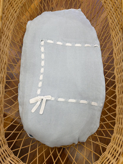 Coperta Colibrì in filo celeste con passanastro bianco e fiocchetto laterale
