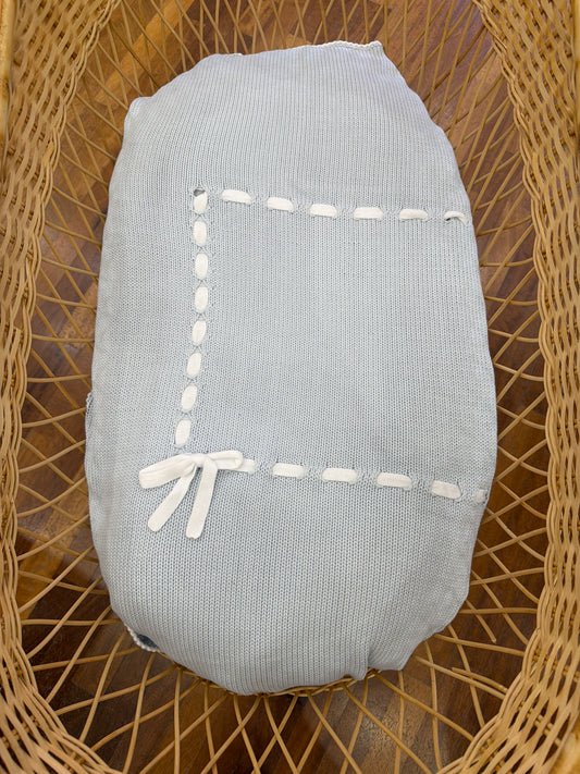 Coperta Colibrì in filo celeste con passanastro bianco e fiocchetto laterale